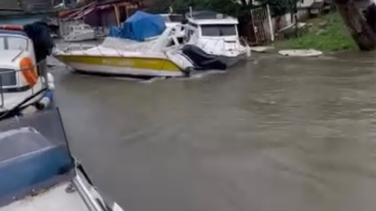 Beykoz'da şiddetli yağış! Araçlar sürüklendi, taşan Göksu Deresi'nde tekneler battı