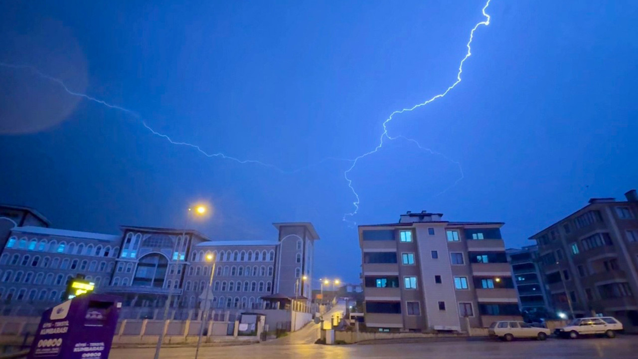 Karabük'te sağanak yağış: Gündüz geceye döndü