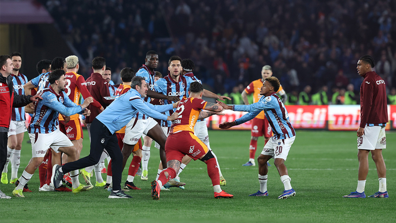 Abdülkerim Bardakcı maç sonrası kırmızı kart gördü