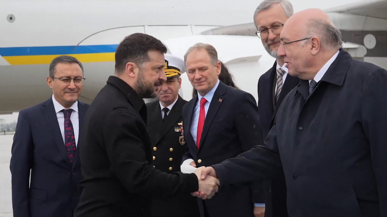 Resmi temaslara damga vuran anlar: Ukrayna Devlet Başkanı Zelenski Bağcılar Kaymakamı tarafından mı karşılandı?