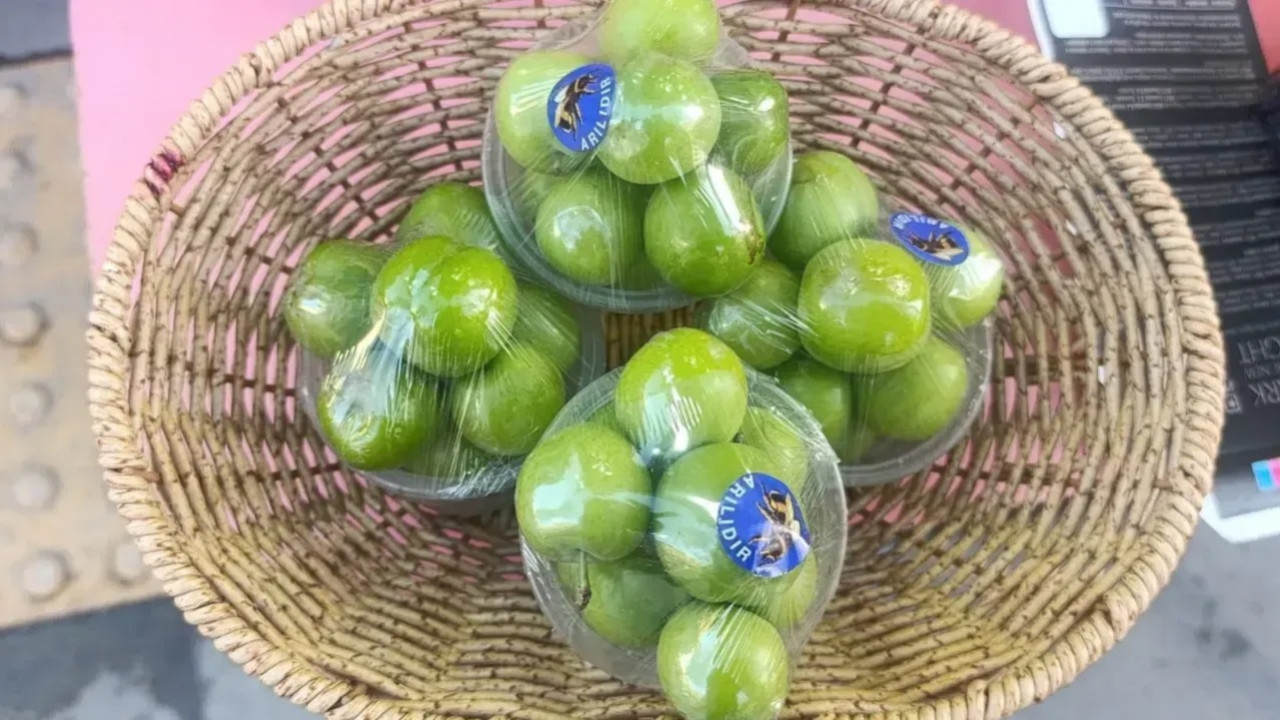 Baharın habercisi erik tezgahlardaki yerini aldı! Kilosu 2.400 lira, tanesi 50 lira!