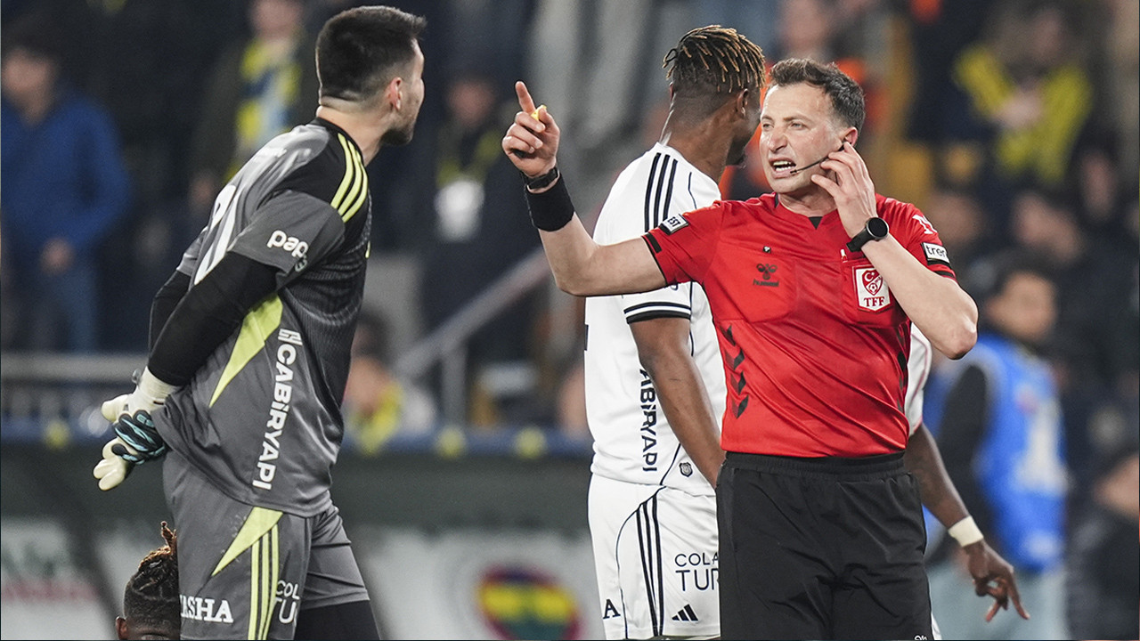 Beşiktaş stadında hakem kararıyla ilgili pankart açıldı: 