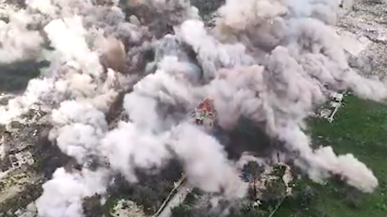 Güney Lübnan'dan korkutan görüntüler: İsrail, güneyde köyleri patlayıcılarla haritadan siliyor!
