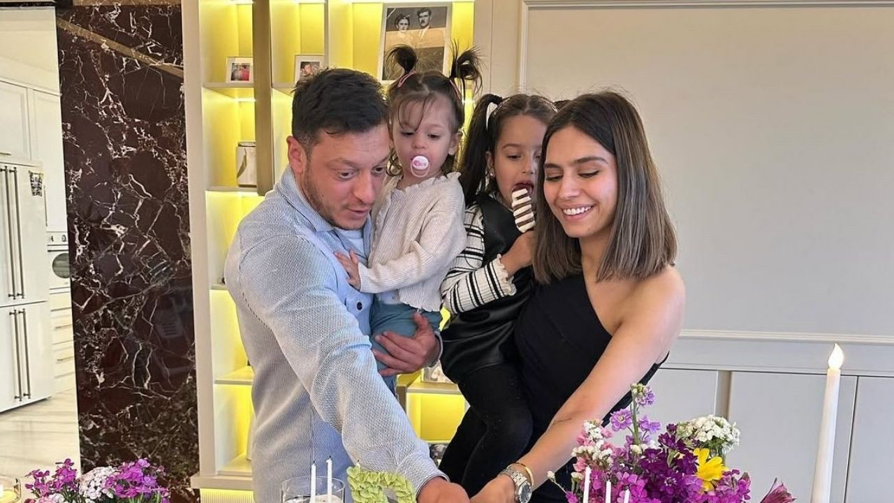 Mesut Özil ve Amine Gülşe üçüncü kızlarını kucakladı