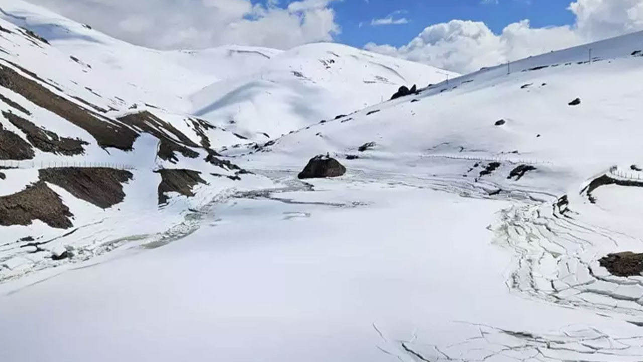 Doğu Karadeniz’de nisan ayında kar yağdı