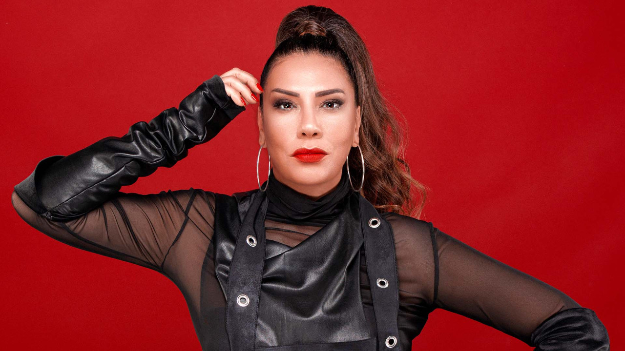 Sanatçı Işın Karaca'nın Atina'ya girişi reddedildi! 