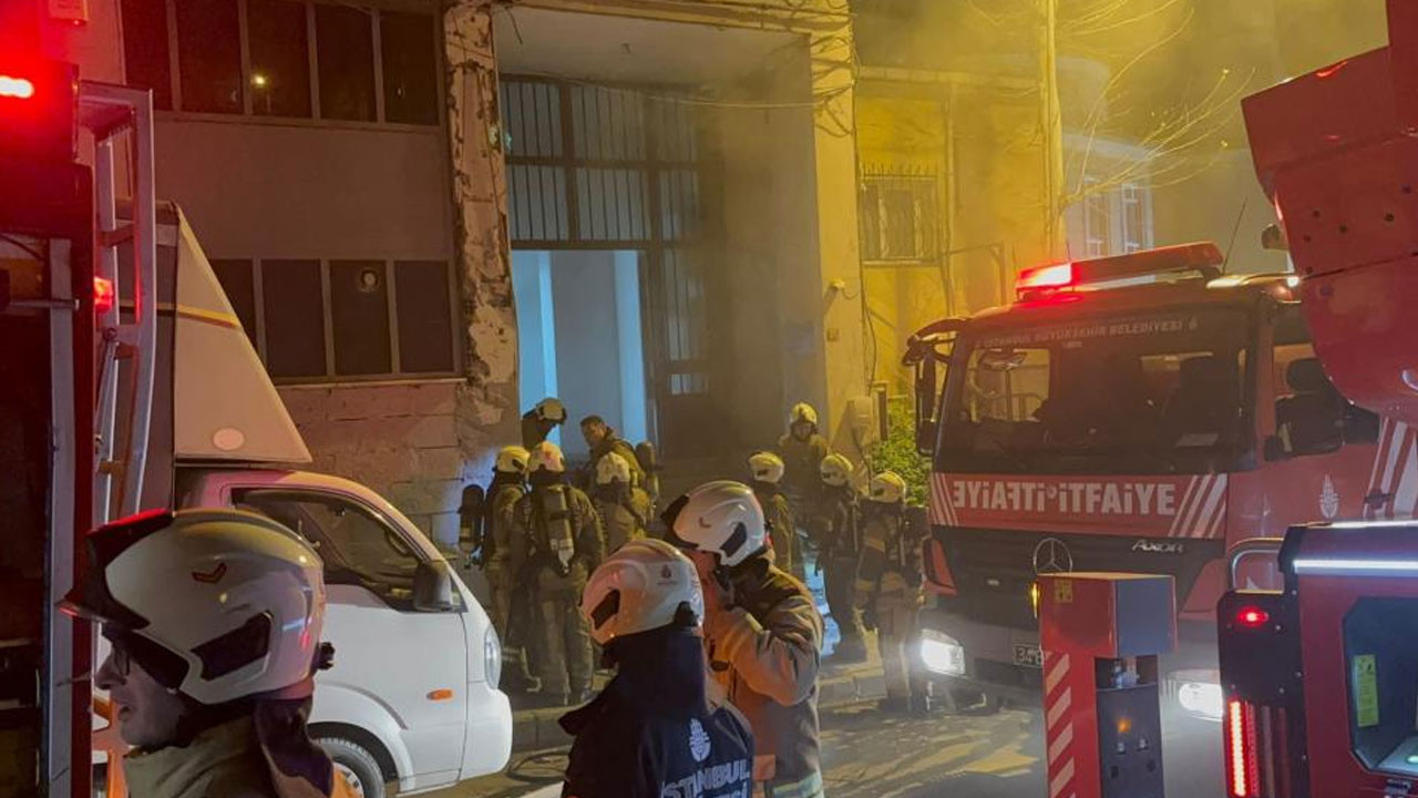 Kağıthane’de 5 katlı iş hanında yangın paniği!