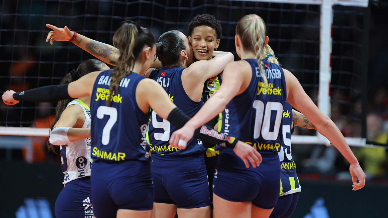 Sultanlar Ligi'nde nefes nefese final serisi! Fenerbahçe Medicana, VakıfBank'a karşı galip geldi, durumu 2-2 yaptı