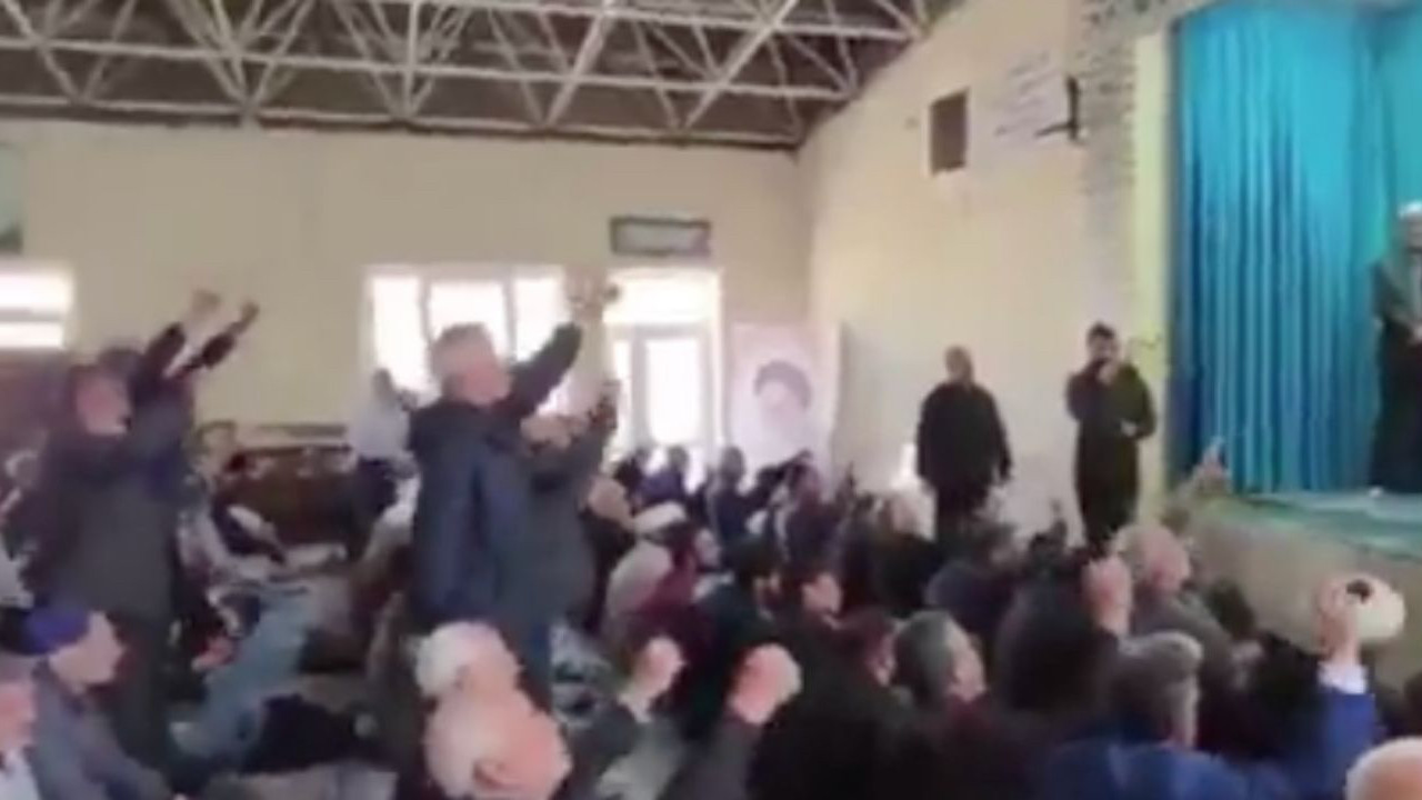 Tahran'da cuma namazında 'yaşasın Türkiye' sloganları atıldı