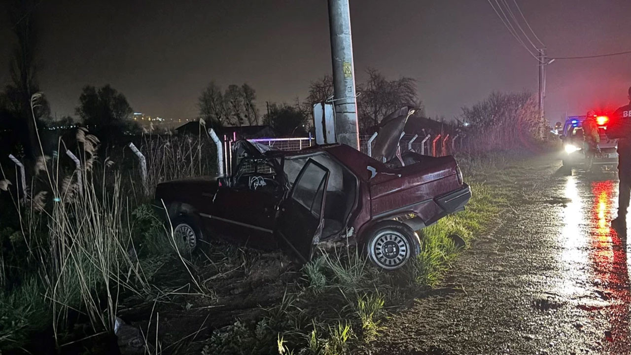 Kütahya'da feci kaza! Otomobil beton direğe çarptı: 1 ölü, 1 yaralı
