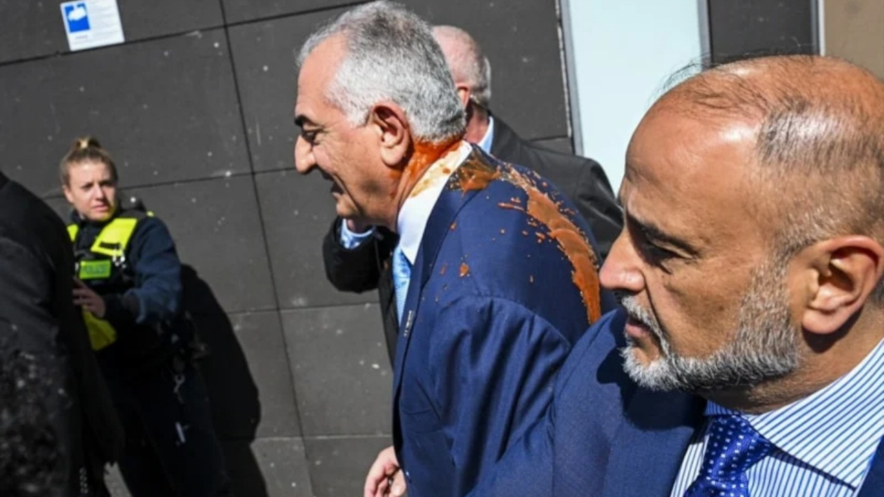 İran'ın devrik Şah'ının oğlu Pehlevi'ye Almanya'da şok protesto! Neye uğradığını şaşırdı...