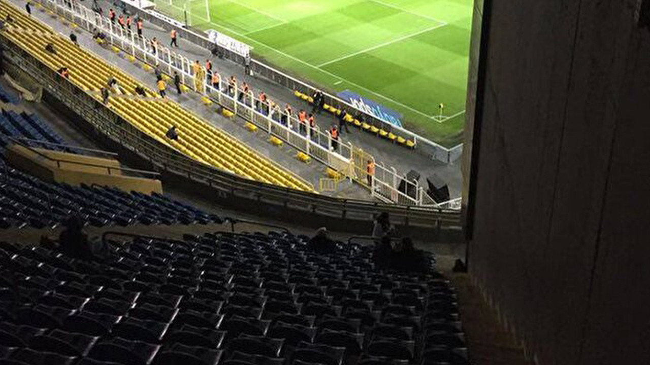 Fenerbahçe Stadı'ndaki sahanın yarısının görülmediği tribün
