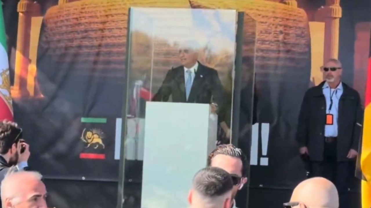 Cam fanus içinden halka seslendi: Devrik şahın oğlu Rıza Pehlevi'nin içler acısı hali!