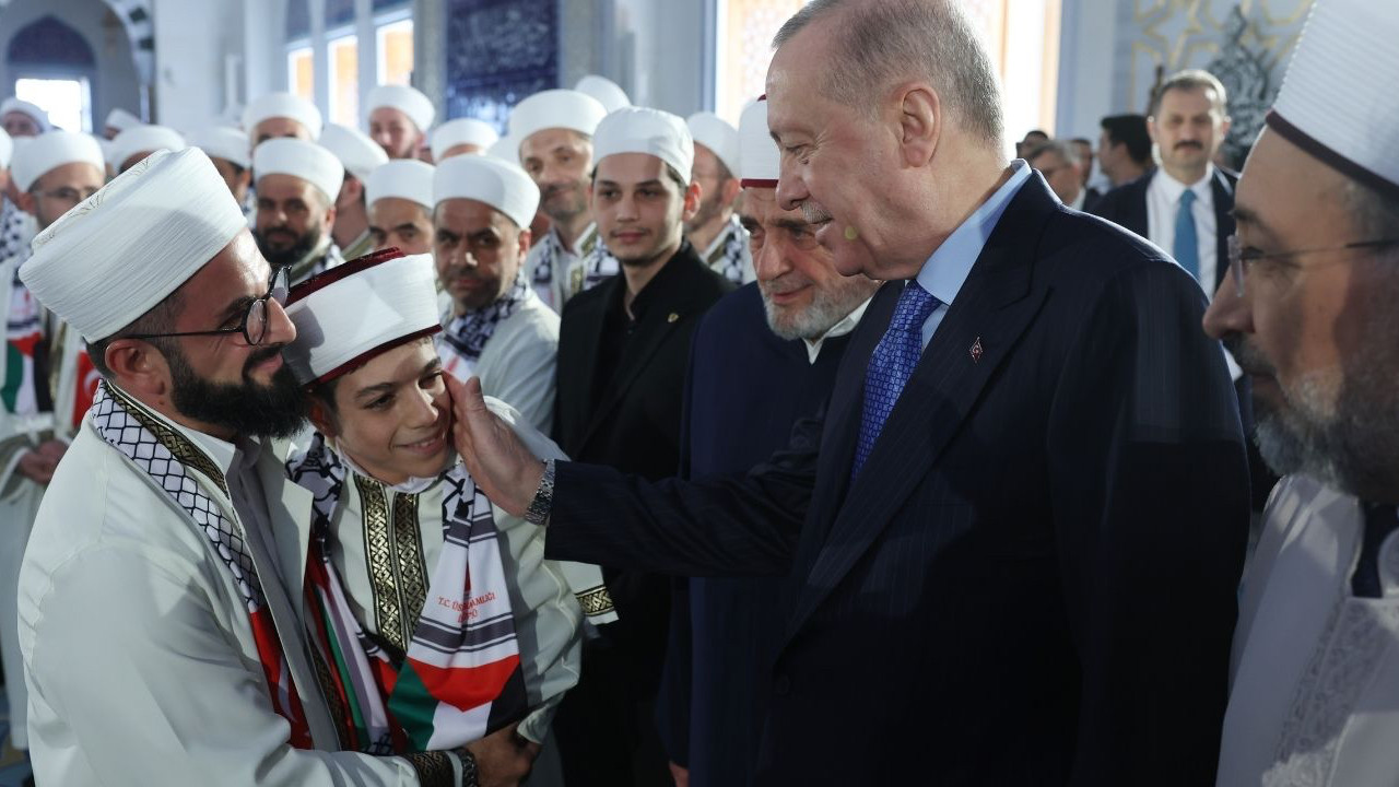 Cumhurbaşkanı Erdoğan hafızlık icazet töreninde! Bakara suresini okudu...