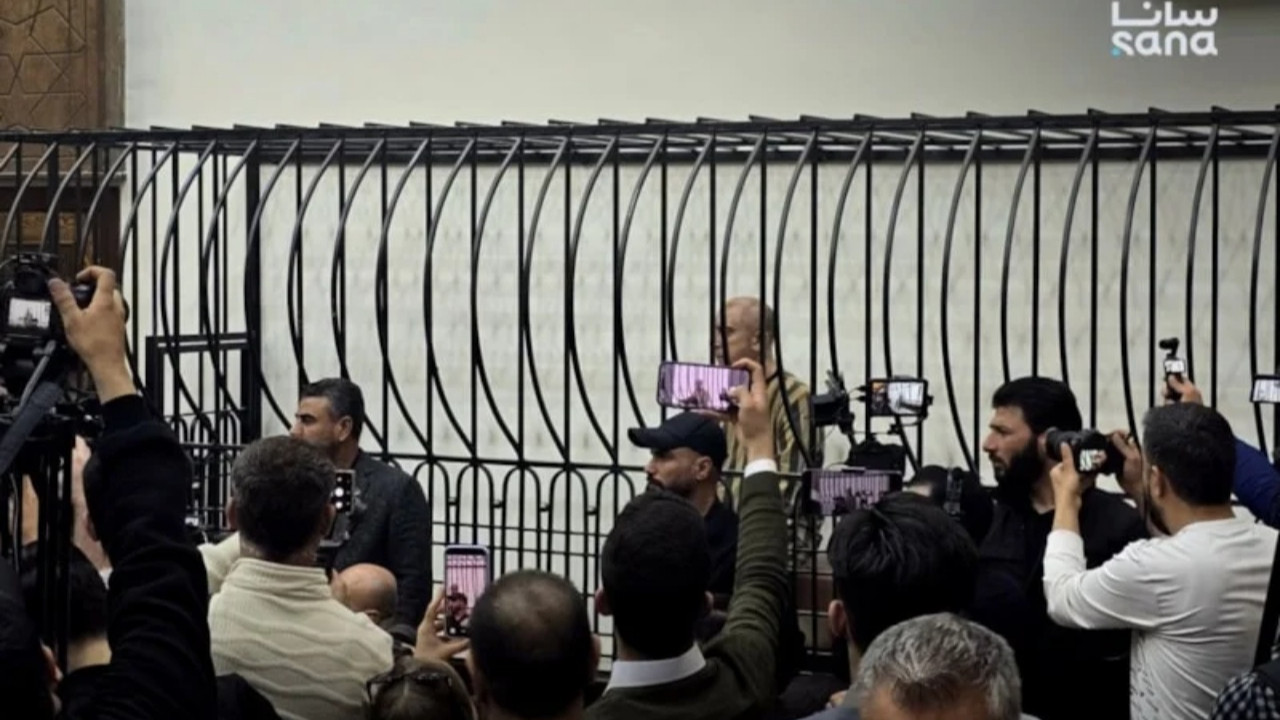 Suriye'de savaş suçluları yargı önünde! Beşar Esed’in teyzesinin oğlu Atef Necib, mahkeme salonundaki kafese konuldu