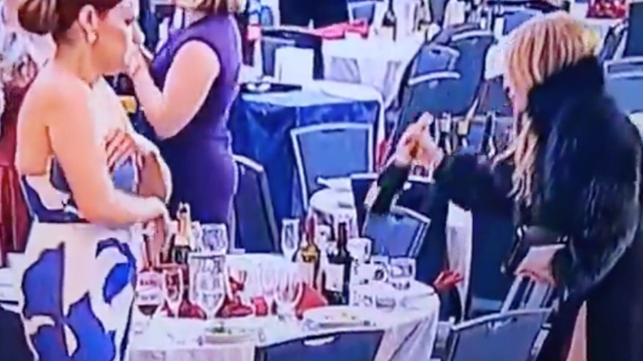 Trump'a suikast sırasında masadan alkol şişesini çalan gazeteci kamerada