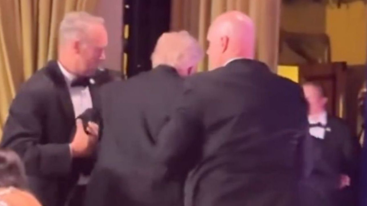 Donald Trump'a suikast girişimi! Trump'ın kaçış anı görüntülendi: Yere kapaklandı...