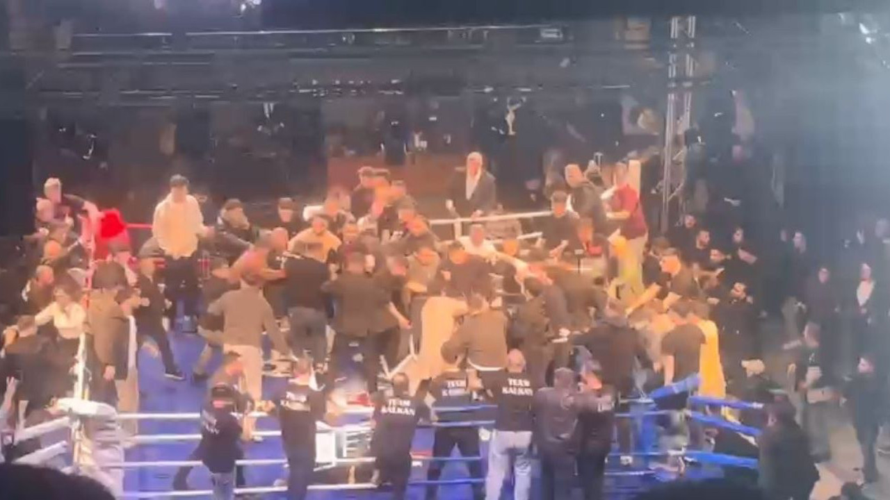 Trabzon'da boks maçı meydan savaşına döndü! Onlarca kişi ringe atlayıp kavga etti...