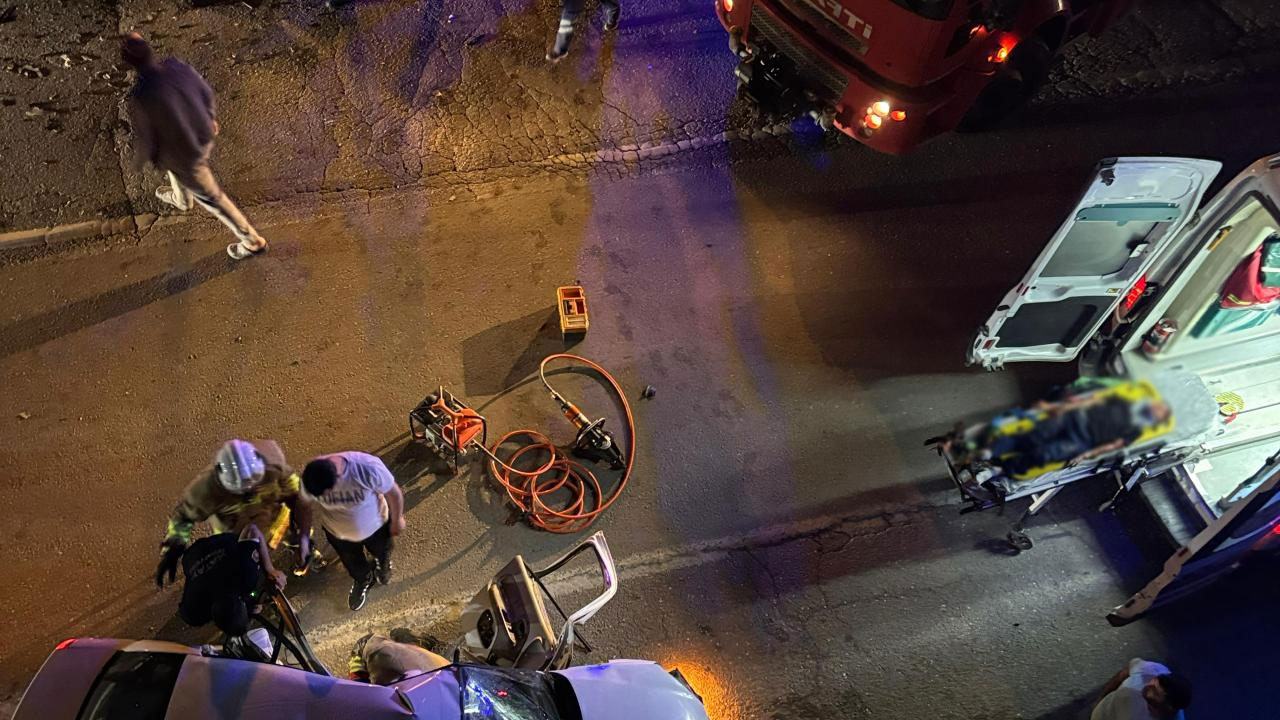 Hatay'da feci kaza! İki otomobilin çarpışması sonucu 2'si ağır 7 kişi yaralandı