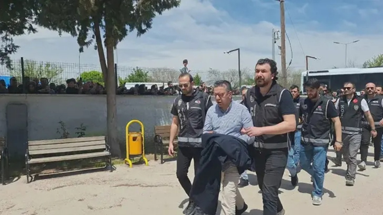 AK Partili eski Belediye Başkanı Şeref Albayrak adliyeye kelepçeyle getirildi!