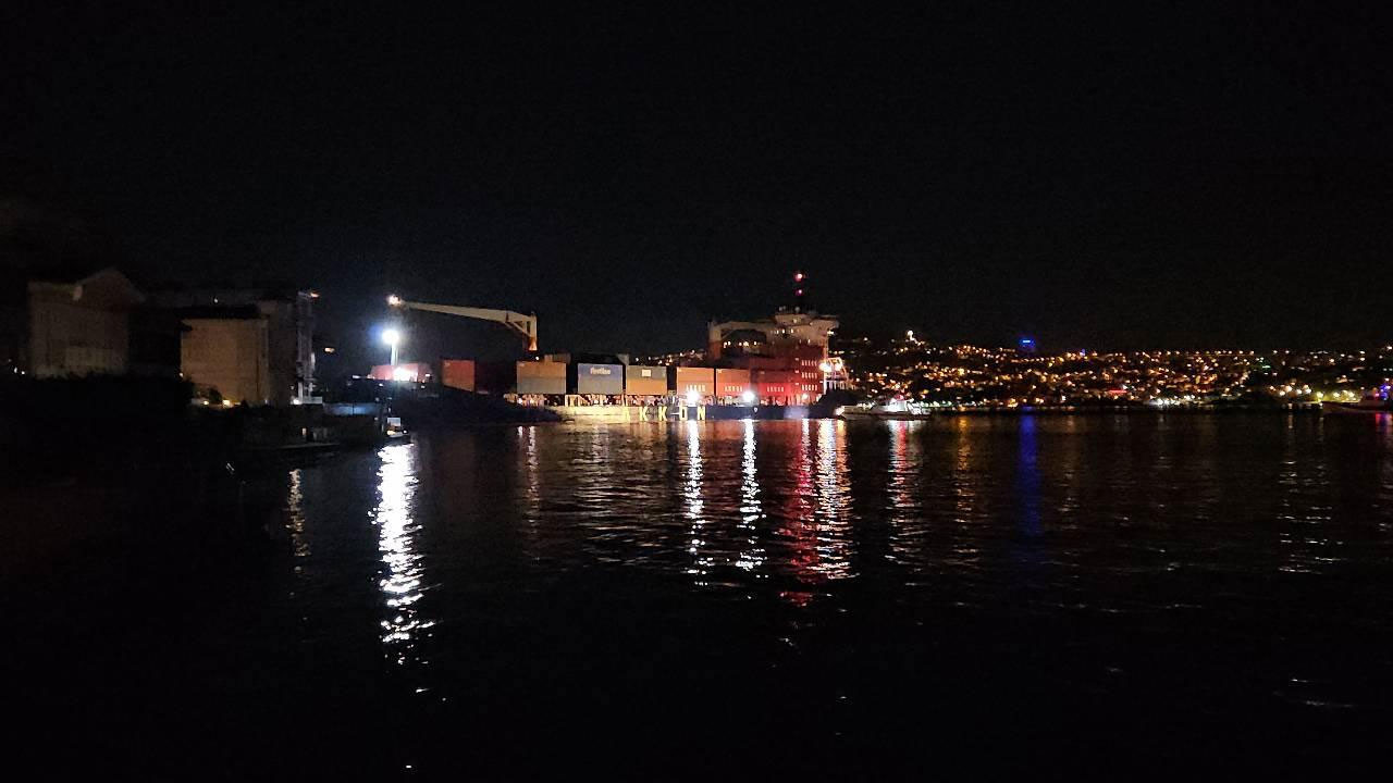 İstanbul Boğazı’nda gemi yalıya metreler kala karaya oturdu, geçişler geçici olarak durduruldu