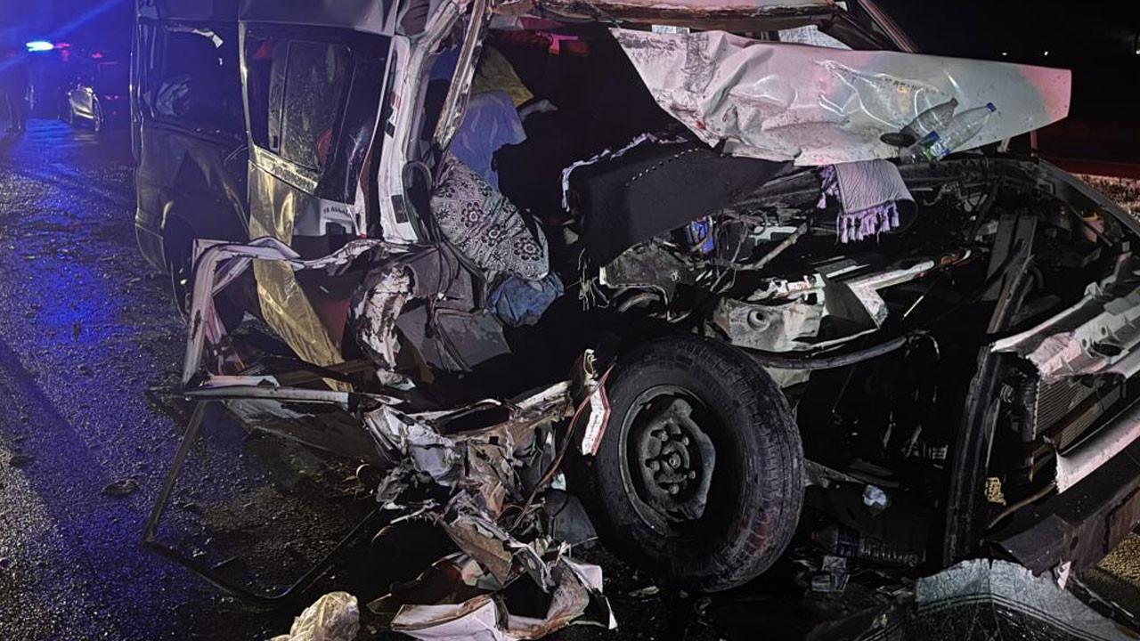 Feci kaza! Minibüs ile tır çarpıştı: 12 yaralı