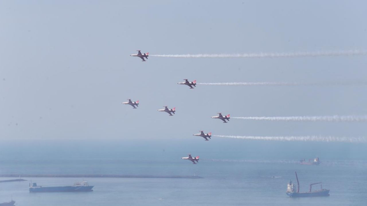 Türk Yıldızları ve SOLOTÜRK Samsun'da gösteri uçuşu yaptı