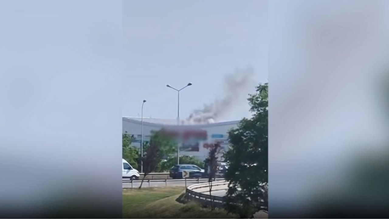 Pendik'te alışveriş merkezinin çatısında yangın çıktı