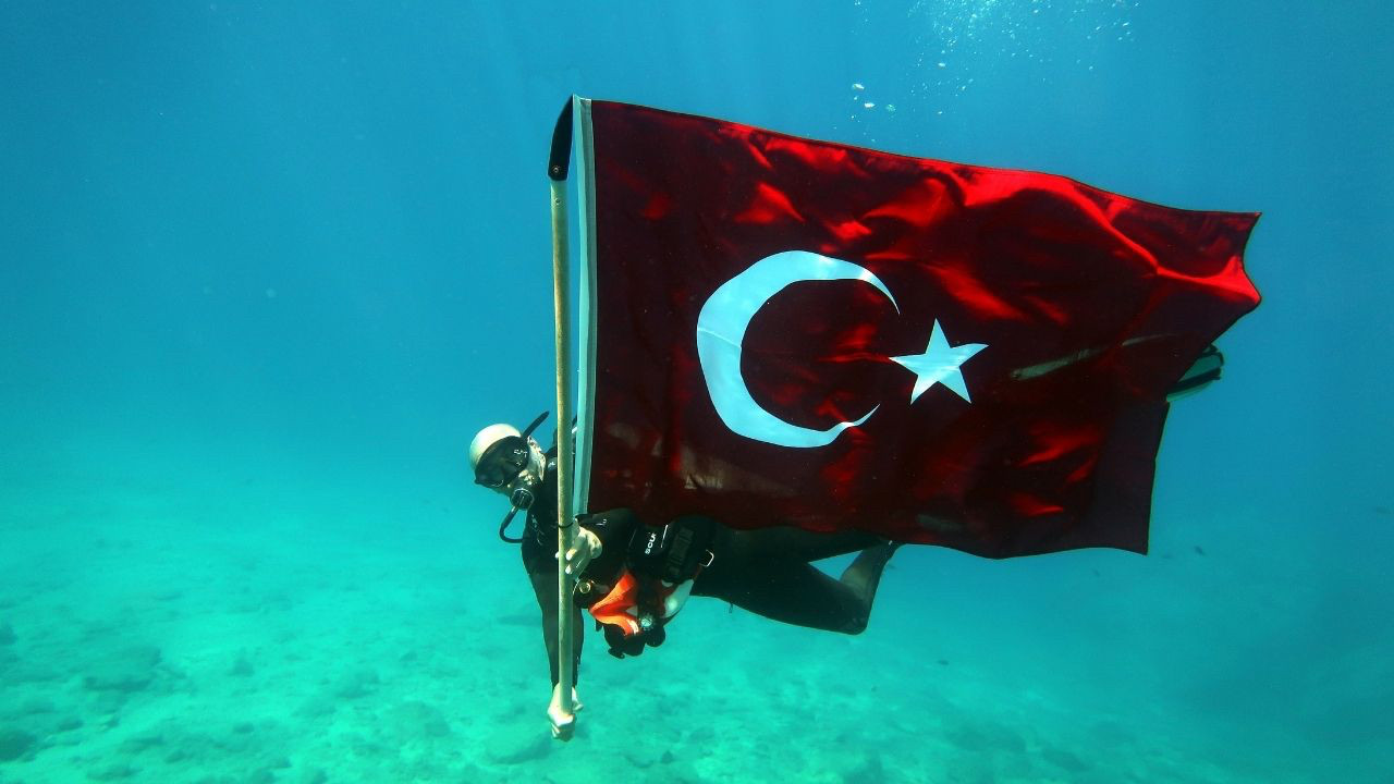 Muğla'daki dalgıçlar 19 Mayıs'ı denizin dibinde Türk bayrağı açarak kutladı