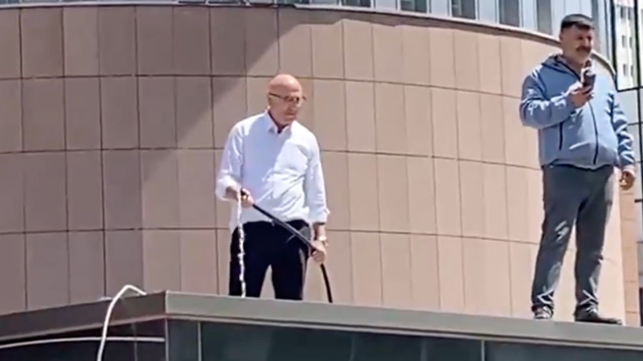 CHP'de bir garip olay daha! Hortumla çatıya çıkan Mahmut Tanal'a protesto! 