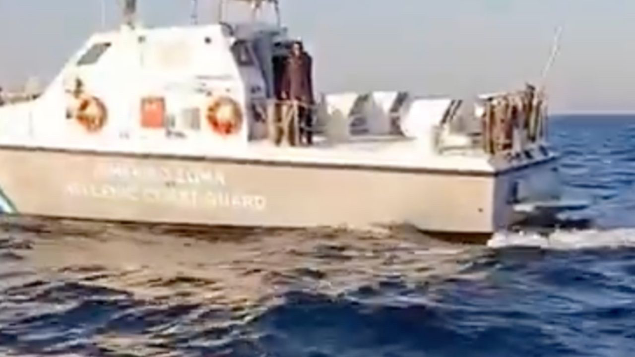 Yine Yunan yine taciz! Türk balıkçı gerekeni yaptı: Silah gösteren Yunan'a 