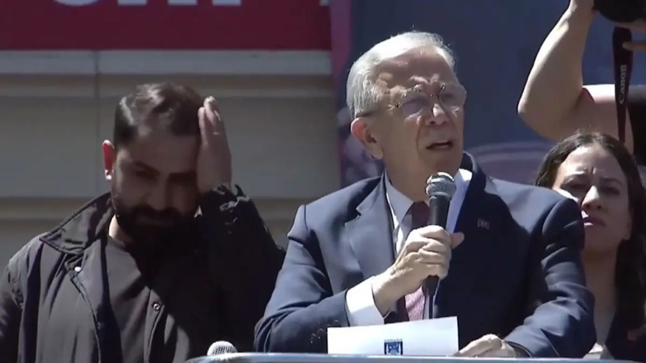 Özgür Özel'in yanında kürsüye çıktı... Mansur Yavaş hayatının ilk riskini aldı! Herkes 'Geçmiş olsun' dedi