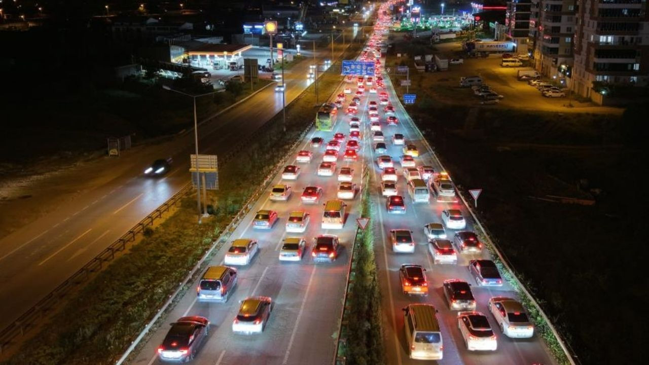 Tatilciler dönüş yolunda: 43 ilin geçiş noktasında kilometrelerce kuyruk