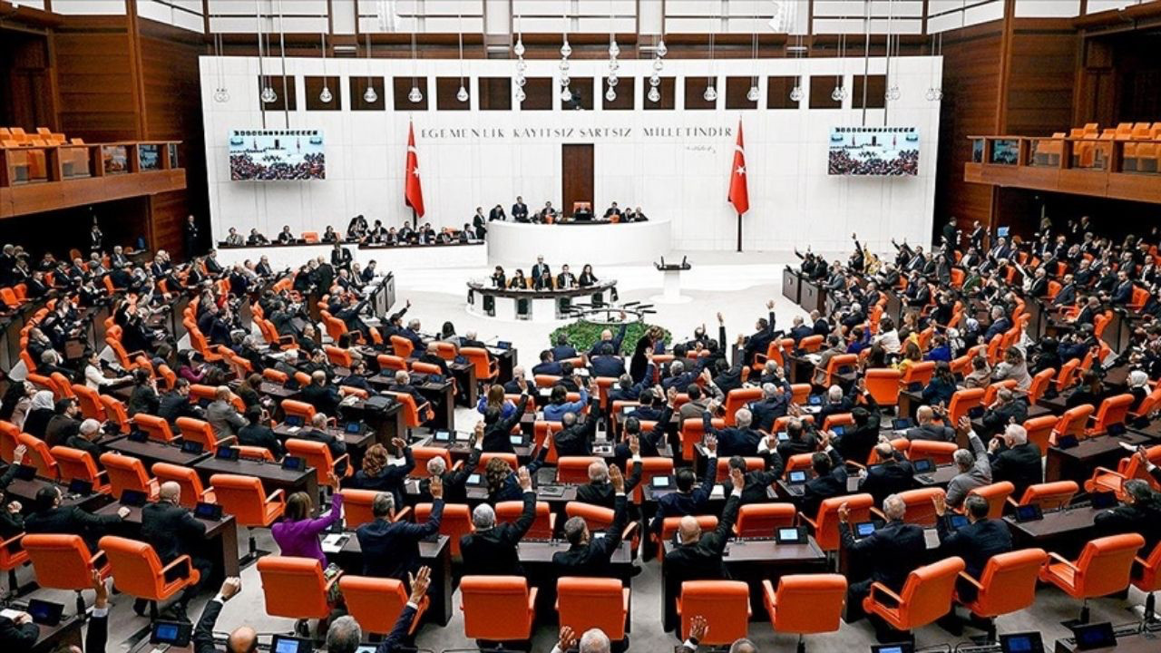 Meclis'te yoğun mesai: İçki firmalarına etkinlik yasağı masa