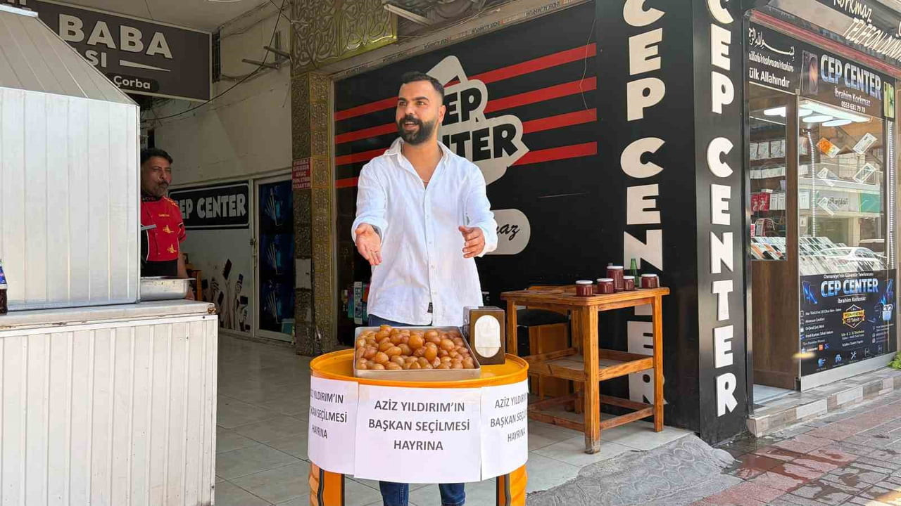 Aziz Yıldırım'ın başkanlığını lokma dağıtarak kutl