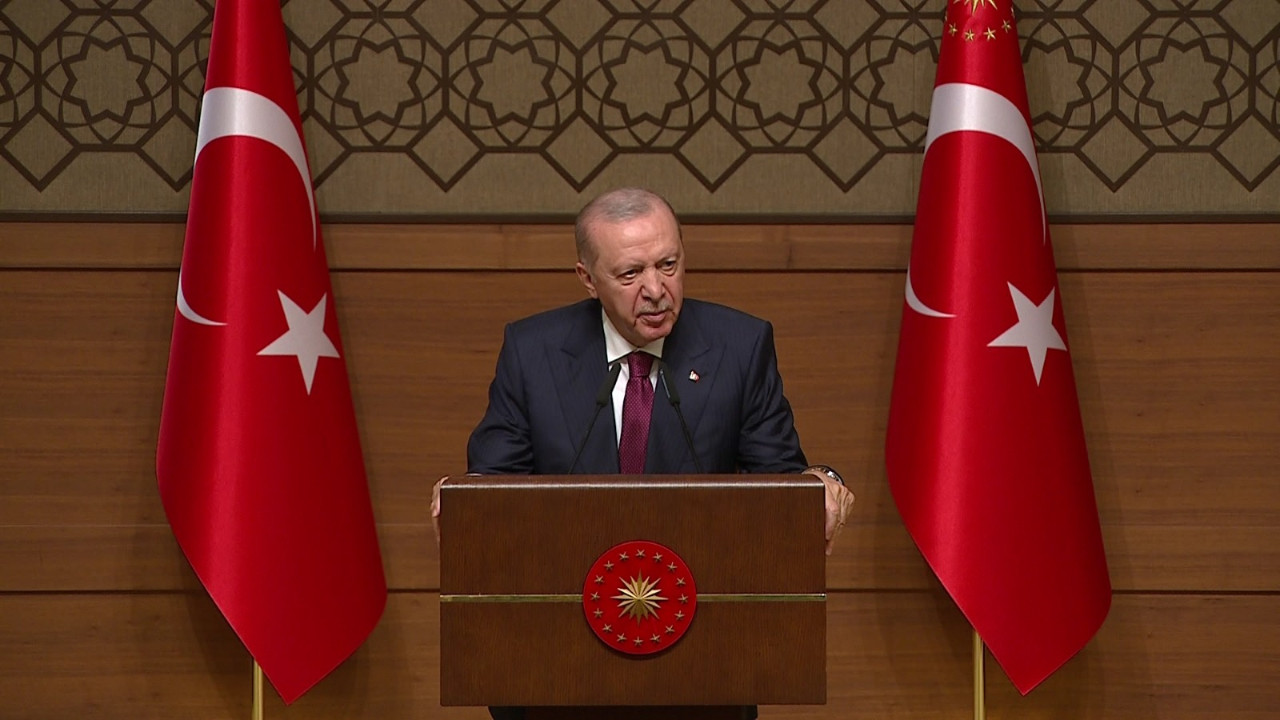 "Anka kuşu gibi küllerimizden doğduk" diyen Cumhurbaşkanı Er