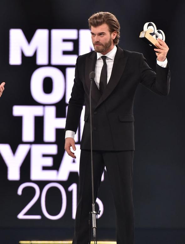 Beren Saat, GQ gecesine damga vurdu - Sayfa 16