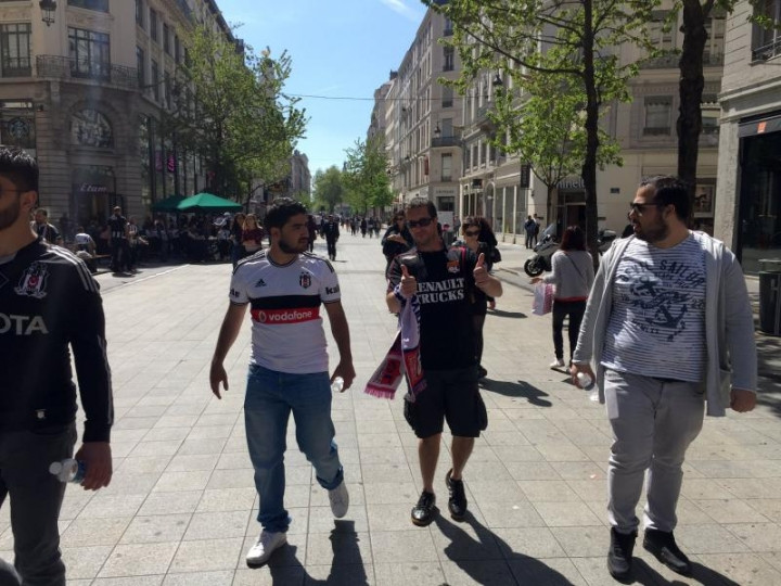 Lyon sokaklarında bayram havası - Sayfa 9