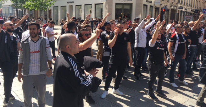 Lyon sokaklarında bayram havası - Sayfa 11