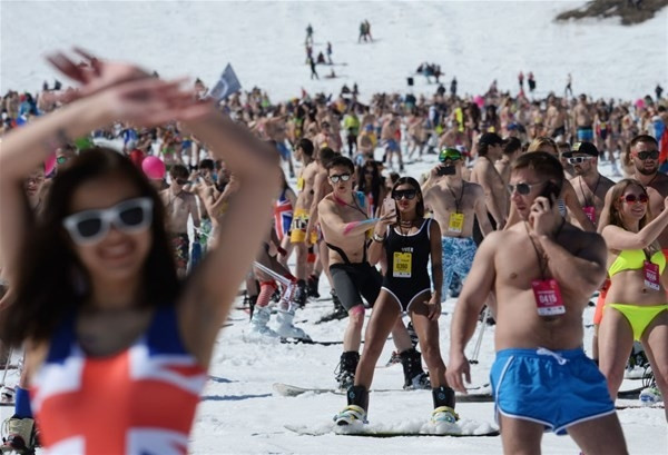 Kar üstünde bikini şov! - Sayfa 14