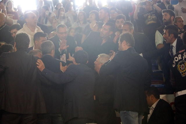 Aziz Yıldırım'ın Işık Eyigüngör'e tokat attı! Ortalık karıştı... Şok görüntüler! - Sayfa 5