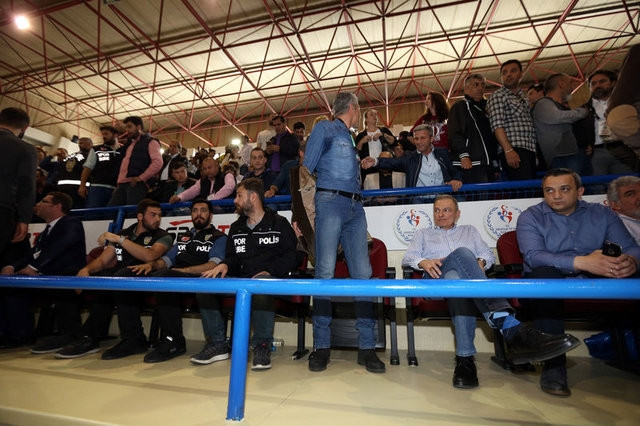 Aziz Yıldırım'ın Işık Eyigüngör'e tokat attı! Ortalık karıştı... Şok görüntüler! - Sayfa 6