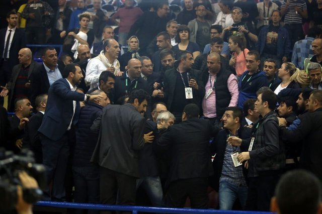 Aziz Yıldırım'ın Işık Eyigüngör'e tokat attı! Ortalık karıştı... Şok görüntüler! - Sayfa 15