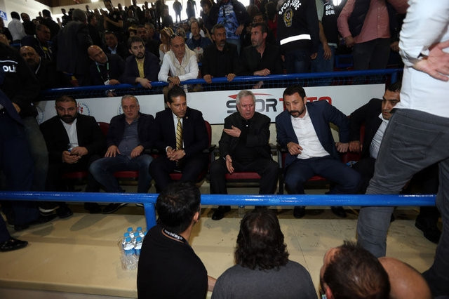 Aziz Yıldırım'ın Işık Eyigüngör'e tokat attı! Ortalık karıştı... Şok görüntüler! - Sayfa 7