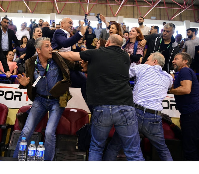 Aziz Yıldırım'ın Işık Eyigüngör'e tokat attı! Ortalık karıştı... Şok görüntüler! - Sayfa 12