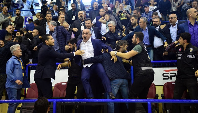 Aziz Yıldırım'ın Işık Eyigüngör'e tokat attı! Ortalık karıştı... Şok görüntüler! - Sayfa 10