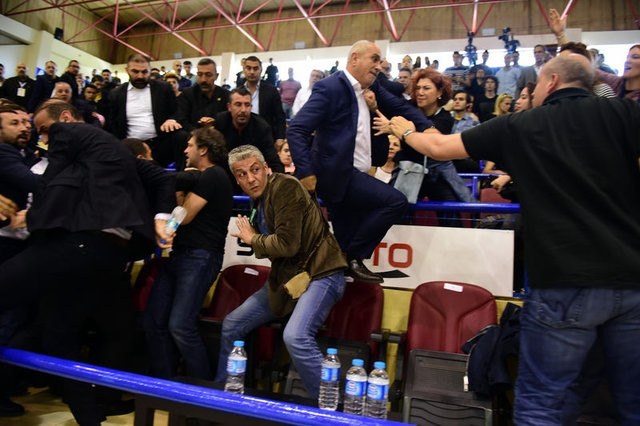 Aziz Yıldırım'ın Işık Eyigüngör'e tokat attı! Ortalık karıştı... Şok görüntüler! - Sayfa 11