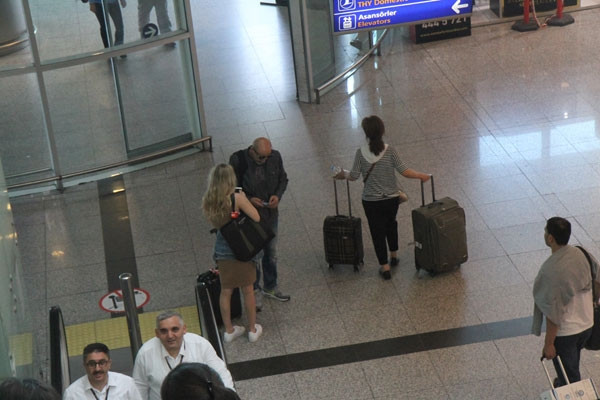 Ünlü şarkıcı güzel turistti yalnız bırakmadı - Sayfa 8