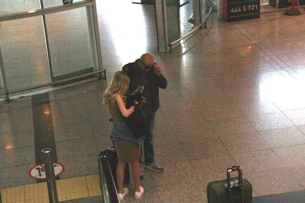 Ünlü şarkıcı güzel turistti yalnız bırakmadı - Sayfa 7