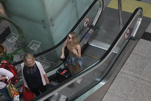 Ünlü şarkıcı güzel turistti yalnız bırakmadı - Sayfa 5